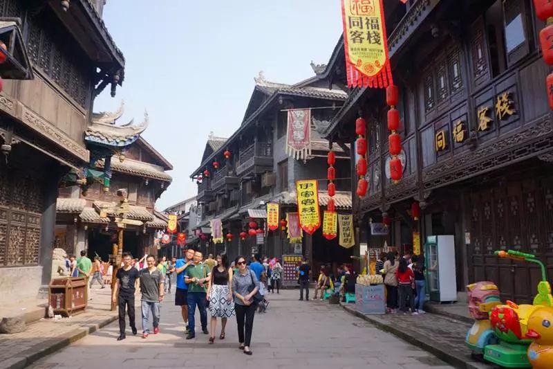 河南一对新人要订婚时，岳父觉得订婚礼不够，让女婿加100箱泡面